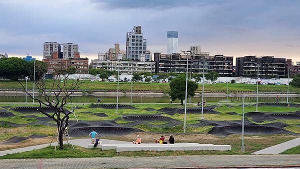 台北內湖 彩虹河濱公園輪狀車練習場：進階挑戰級的賽道/刺激好