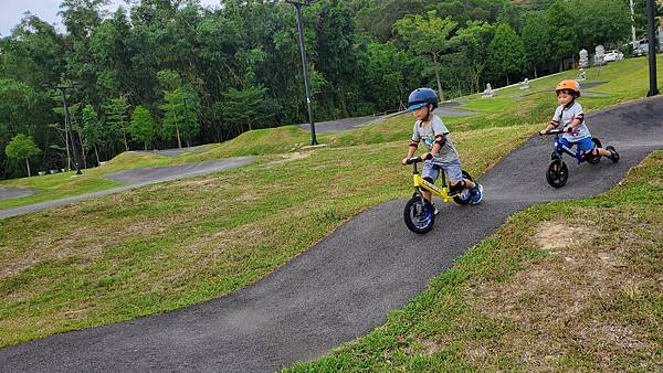 台北內湖 彩虹河濱公園輪狀車練習場：進階挑戰級的賽道/刺激好