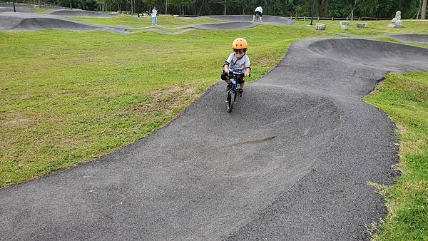 台北內湖 彩虹河濱公園輪狀車練習場：進階挑戰級的賽道/刺激好