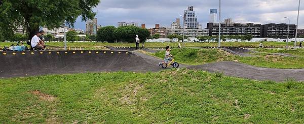 台北內湖 彩虹河濱公園輪狀車練習場：進階挑戰級的賽道/刺激好