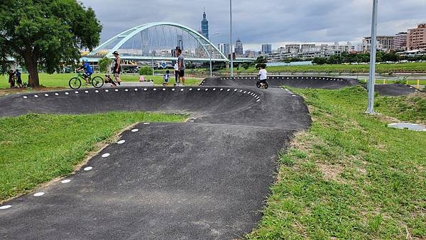 台北內湖 彩虹河濱公園輪狀車練習場：進階挑戰級的賽道/刺激好