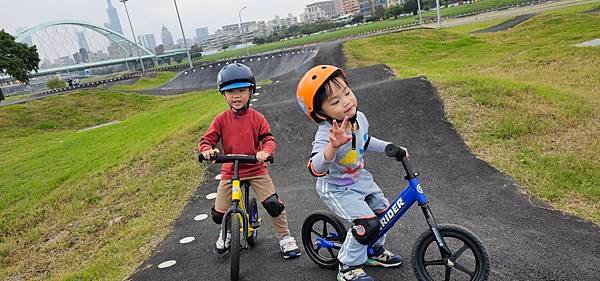 台北內湖 彩虹河濱公園輪狀車練習場：進階挑戰級的賽道/刺激好