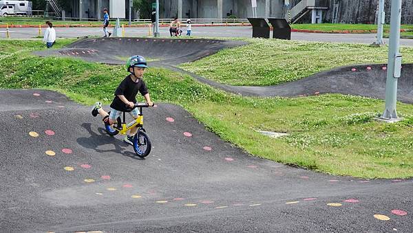 台北內湖 彩虹河濱公園輪狀車練習場：進階挑戰級的賽道/刺激好