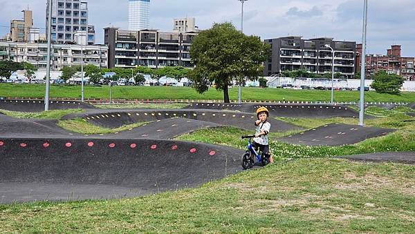 台北內湖 彩虹河濱公園輪狀車練習場：進階挑戰級的賽道/刺激好