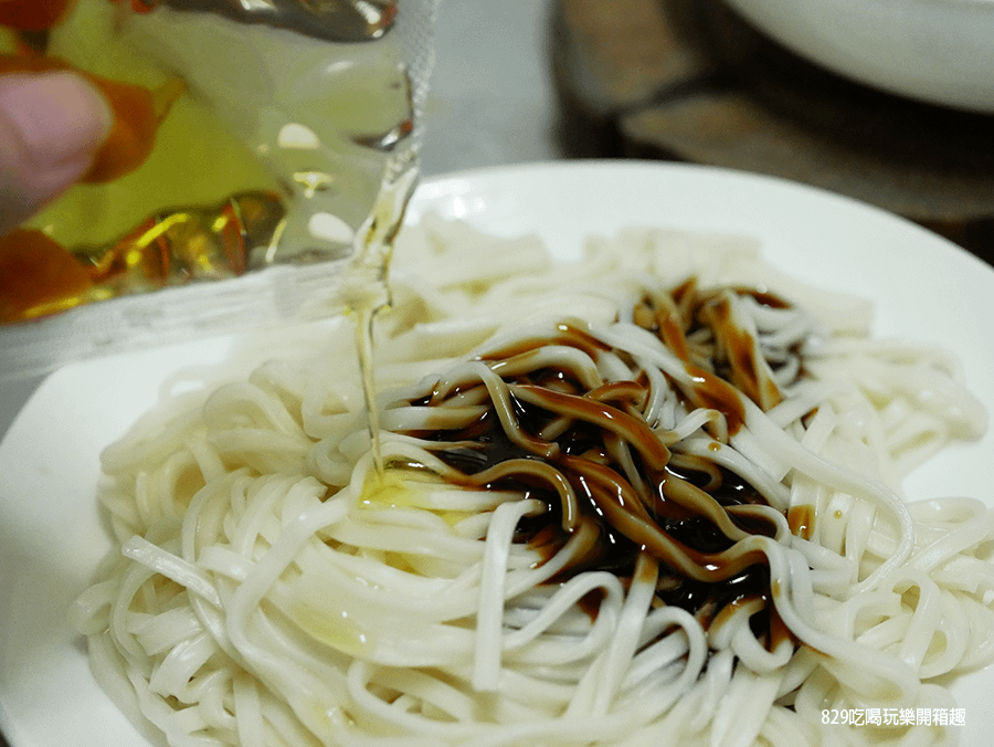 【宅配美食開箱】川巴子乾拌麵-蔥油拌麵＆川味辣麵｜關廟麵做麵體拌入獨門醬汁令人欲罷不能｜乾拌麵的祖師爺的美味930前享甜甜價搶鮮嘗鮮 (9).png