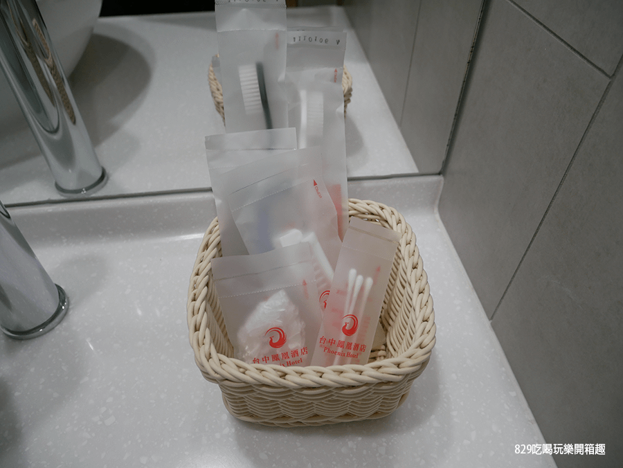 【台中住宿】台中鳳凰酒店｜2022新開幕親子飯店內有跑車兒童床、星際樂園｜早午餐享有多國料理與哈根達斯、星巴克無限享用｜台中車站、第二市場、柳川走路就到 (12).png