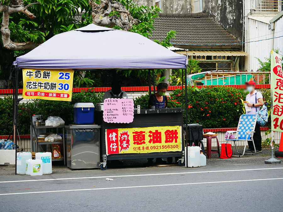 【嘉義民雄超人氣排隊美食】偉仔炸蛋蔥油餅｜大口咬爆蛋汁超過癮｜酥脆的蔥油餅加上鹹香的醬汁｜銅板價下午茶點心 (10).png