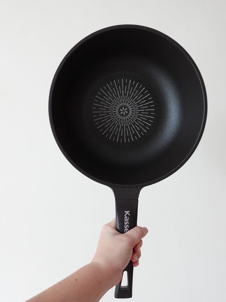 【鍋具開箱】韓國Kassel 鑽石超導熱不沾輕量深炒鍋-28cm(不沾鍋不挑爐具IH爐可用鍋好讚鍋)｜煎、煮、炒、炸、燉、滷一鍋搞定｜可以放洗碗機清洗超方便｜ (1).JPG