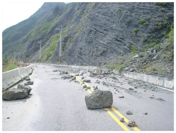 跳浪路段不少落石