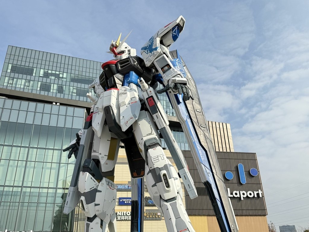 ららぽーと上海金橋 実物大 フリーダムガンダム立像 昼&amp;夜v