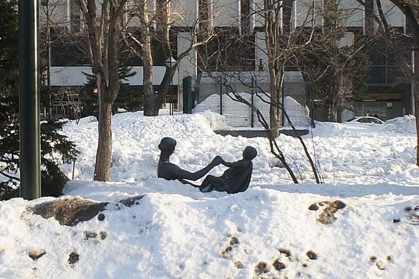 被雪淹沒的大通公園