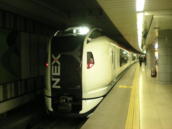 002.新型的成田特快看起來比較有氣勢.jpg