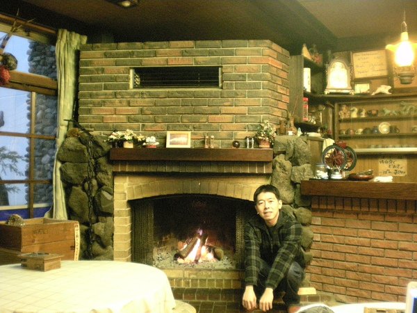 092.學戲裡松隆子蹲在壁爐前.jpg