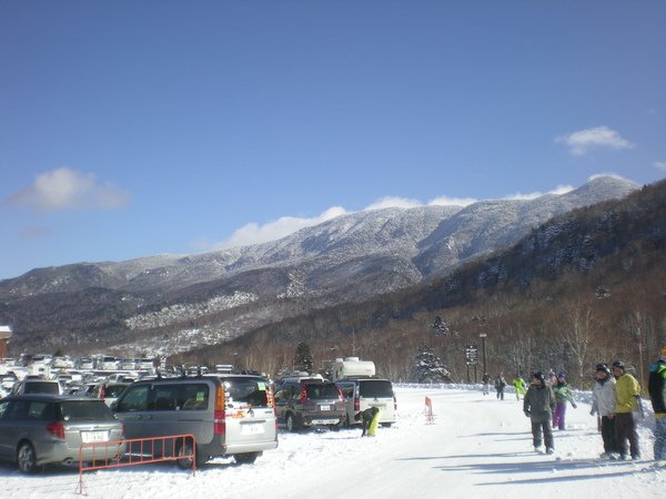 214.在燒額山滑雪場外等候shuttle bus.jpg
