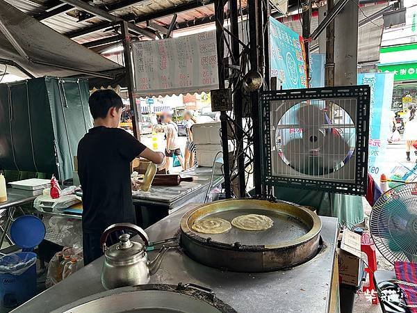 【桃園中壢】忠貞甩餅｜酥脆多層次餅皮，傳承30年的異國甩餅｜