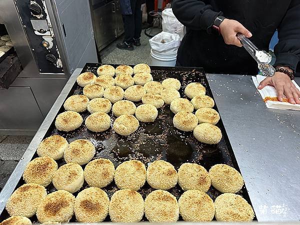 【台北內湖】鼎鼎燒餅｜湖光市場在地美食，每出爐必秒殺鹹酥餅｜