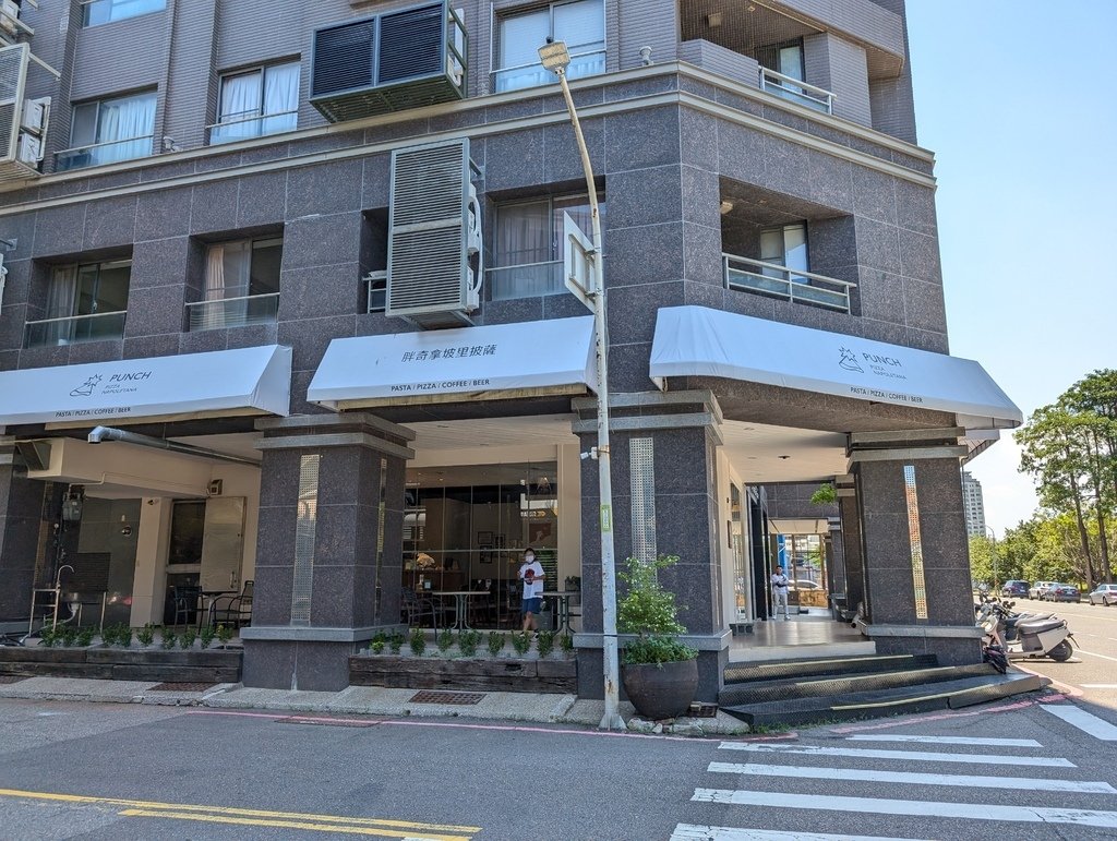 台南「PUNCH胖奇拿坡里披薩」