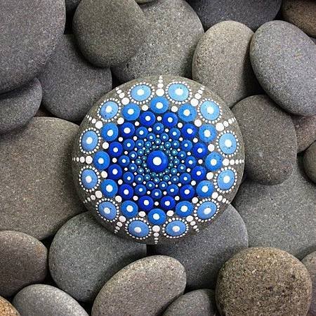 stone-art-mandala-elspeth-mclean-canada-14-605x605.jpg