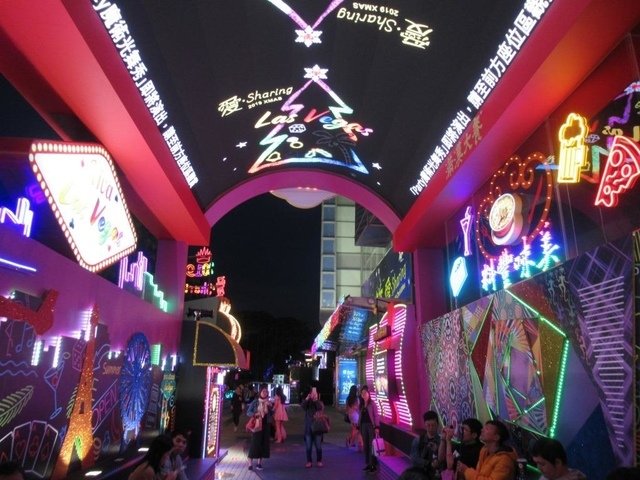 IMG_9610.JPG - 2019高雄夢時代和城市光廊之行