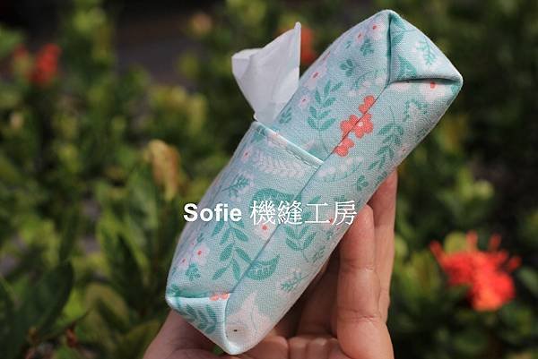 Sofie 機縫工房【花叢小兔】活動式掛鈎吊繩 旅行包面紙套