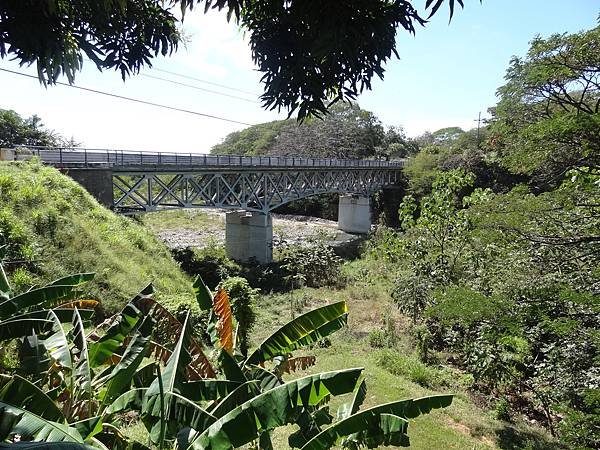 Restaurant next to bridge near hwy 1 and 606 (1)