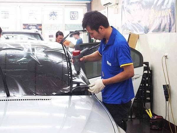 新竹國泰汽車大樓隔熱紙│褪下老舊褪色隔熱紙，舒熱佳鑽石LX賦予新面貌16