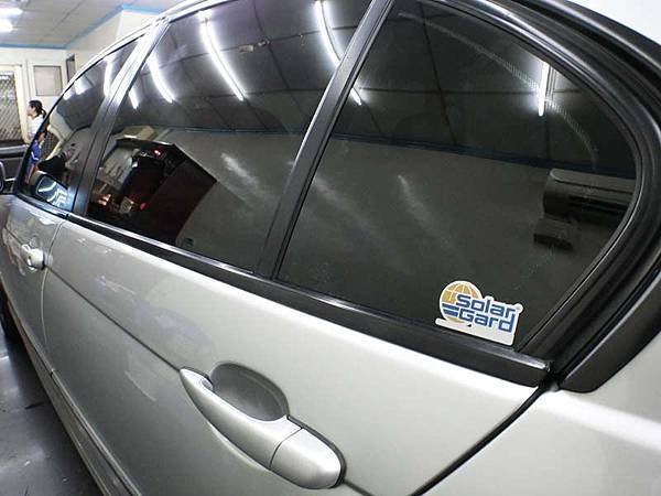 新竹國泰汽車大樓隔熱紙│褪下老舊褪色隔熱紙，舒熱佳鑽石LX賦予新面貌19