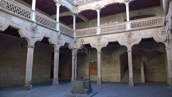 040 150518 Salamanca-Casa de las Conchas.jpg