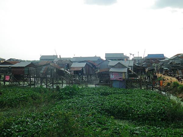 081A 161013 Tonle Sap Lake-floating village.jpg