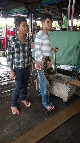 138 161013 Tonle Sap Lake-Chong Khneas.jpg