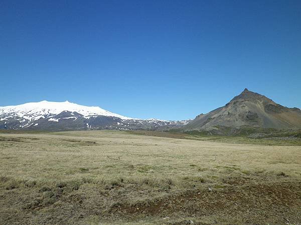 104 160604 Snæfellsness-Hellnar-Stapafell+Snæfellsjökull.JPG