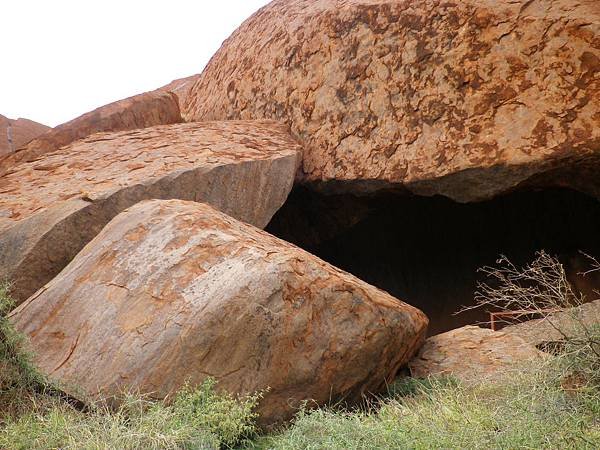 073 160913 Uluru-Mala Walk-old people cave.JPG