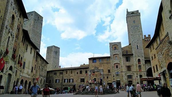 367 190612 San Gimignano-Piazza Della Cisterna.jpg