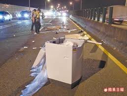 「快速道竟有洗衣機 賓士衰撞」的圖片搜尋結果