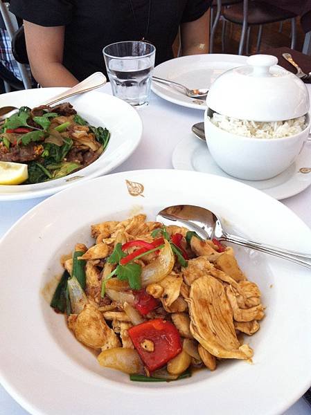 2012.11.11 newtown的某家豪華泰餐 價錢很豪華 味道一般般.JPG