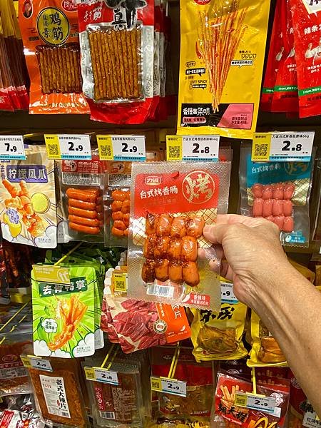 【零食很忙】種類繁多，ㄧ顆糖果也賣，中國小包裝零食店爆發式拓
