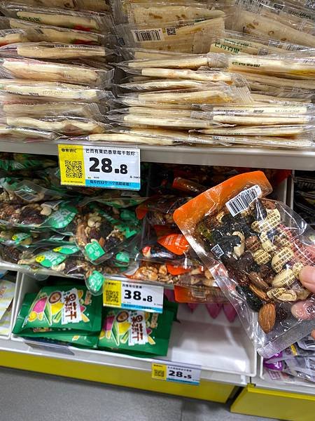 【零食很忙】種類繁多，ㄧ顆糖果也賣，中國小包裝零食店爆發式拓