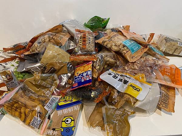 【零食很忙】種類繁多，ㄧ顆糖果也賣，中國小包裝零食店爆發式拓