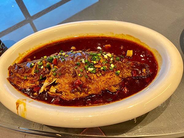 九華山「五溪山色度假村」晚餐，酸鱖魚、毛豆腐，燒肉、笋干⋯舌