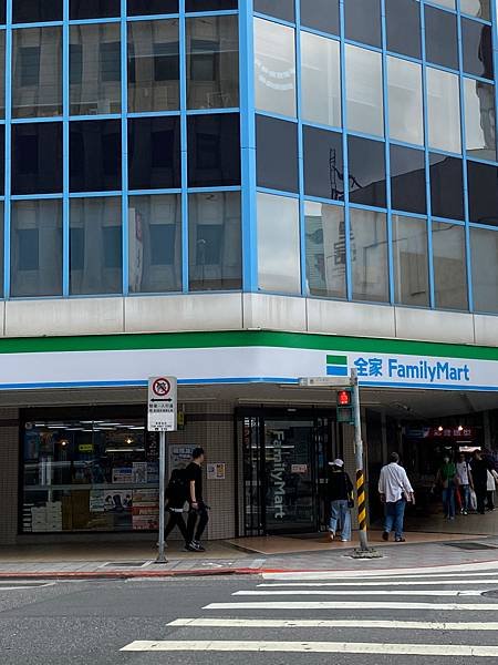 全家「來一客海鮮泡麵」逛街又累又餓，熱熱來一碗，便宜又好吃