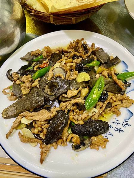 雅方熊貓故鄉，「雅安土砂鍋」旅行團午餐