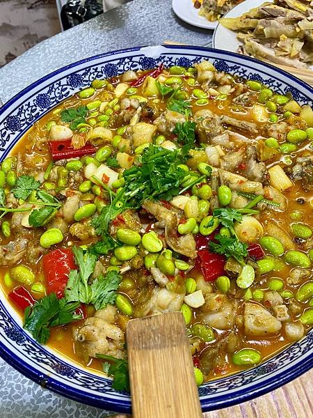 雅方熊貓故鄉，「雅安土砂鍋」旅行團午餐