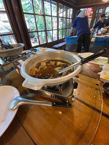 「卓也小屋」餐飲，為了一隻貓頭鷹買下一座山，在山裡吃一頓蔬食