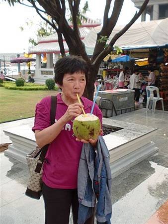 我媽一直吵著要喝椰子汁啦