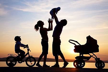 happy-family-silhouette-.jpg