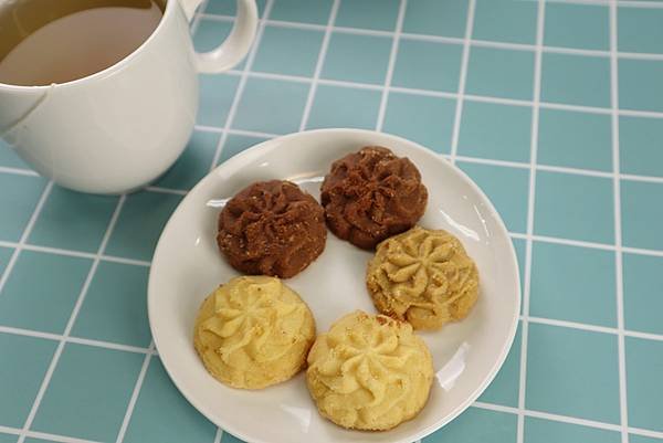 台中中秋伴手禮最強名店鴻鼎菓子，比香港還厲害的頂級曲奇餅瞬間打趴所有台中中秋月餅禮盒，搭配堅果塔的禮盒超推薦！