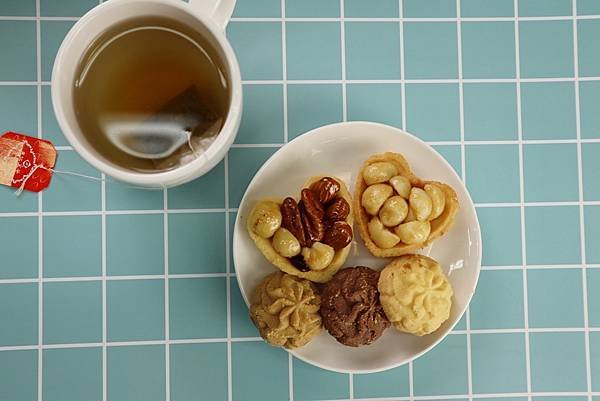 台中中秋伴手禮最強名店鴻鼎菓子，比香港還厲害的頂級曲奇餅瞬間打趴所有台中中秋月餅禮盒，搭配堅果塔的禮盒超推薦！