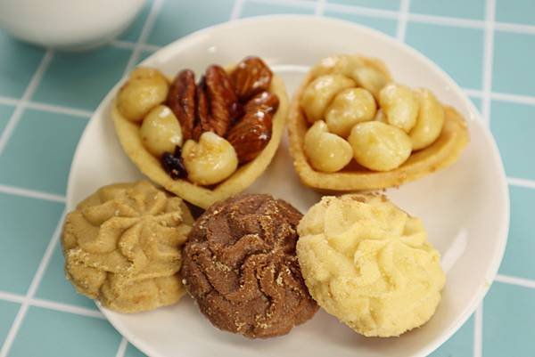 台中中秋伴手禮最強名店鴻鼎菓子，比香港還厲害的頂級曲奇餅瞬間打趴所有台中中秋月餅禮盒，搭配堅果塔的禮盒超推薦！