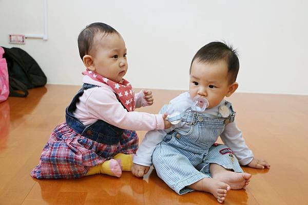 IMG_0182巧妃對文碩也滿有興趣的～ㄎㄎ.JPG