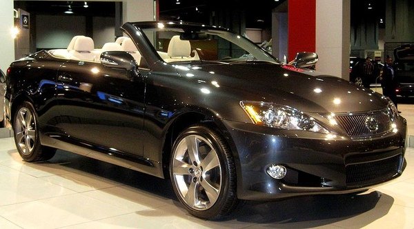 800px-2010_Lexus_IS350C_front--DC.jpg